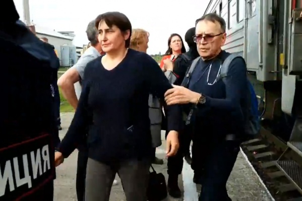 Из-за того, что полиция и ОМОН не разрешали врачам увезти на скорой помощи активисток, поезд задержали как минимум на 10 минут Из-за того, что полиция и ОМОН не разрешали врачам увезти на скорой помощи активисток, поезд задержали как минимум на 10 минут