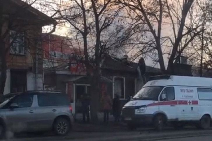 На кадрах видно, как дым валит из-под кровли На кадрах видно, как дым валит из-под кровли