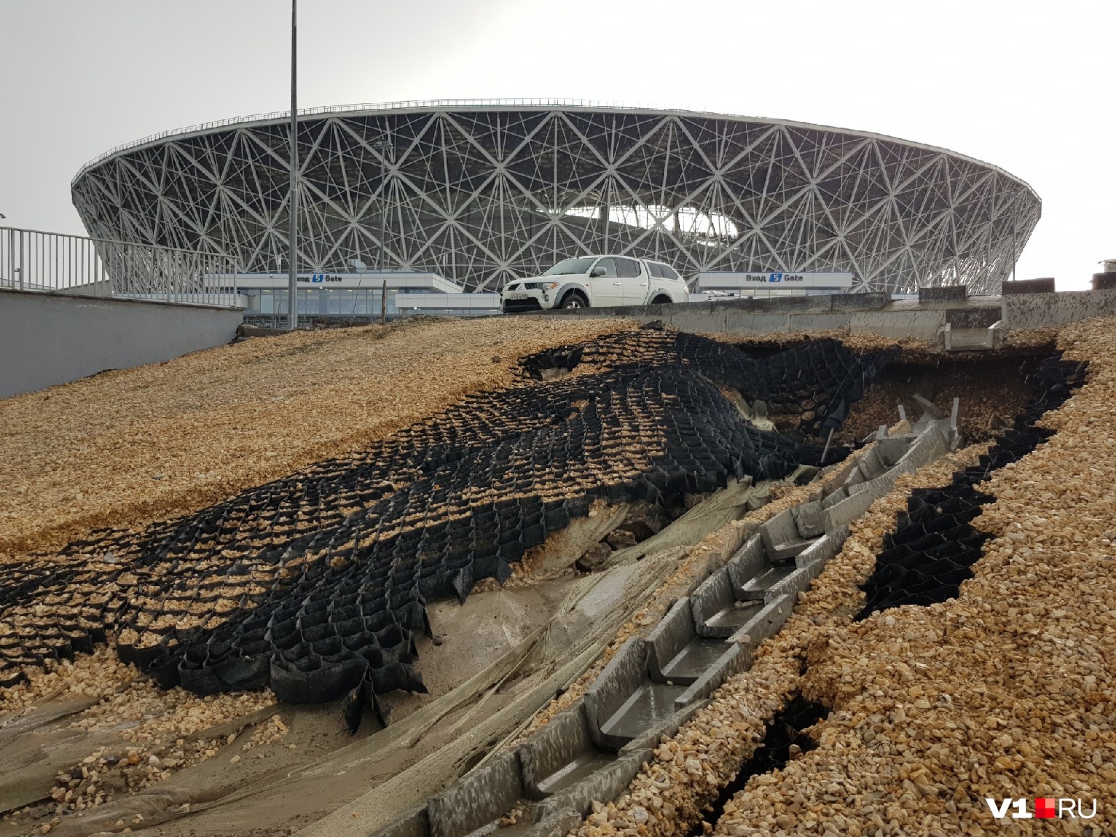 Новая ливнёвка рухнула под напором воды Новая ливнёвка рухнула под напором воды