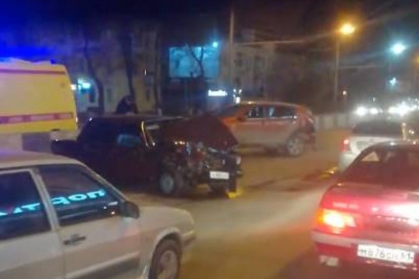 Капот «семерки» оказался изрядно помят после ДТП Капот «семерки» оказался изрядно помят после ДТП