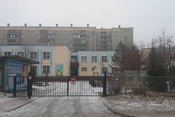 По словам заведующей, хулигана попытались остановить и медсестра, и мама одного из воспитанников По словам заведующей, хулигана попытались остановить и медсестра, и мама одного из воспитанников