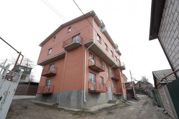 Многоэтажный дом начали строить еще в 2010 году Многоэтажный дом начали строить еще в 2010 году