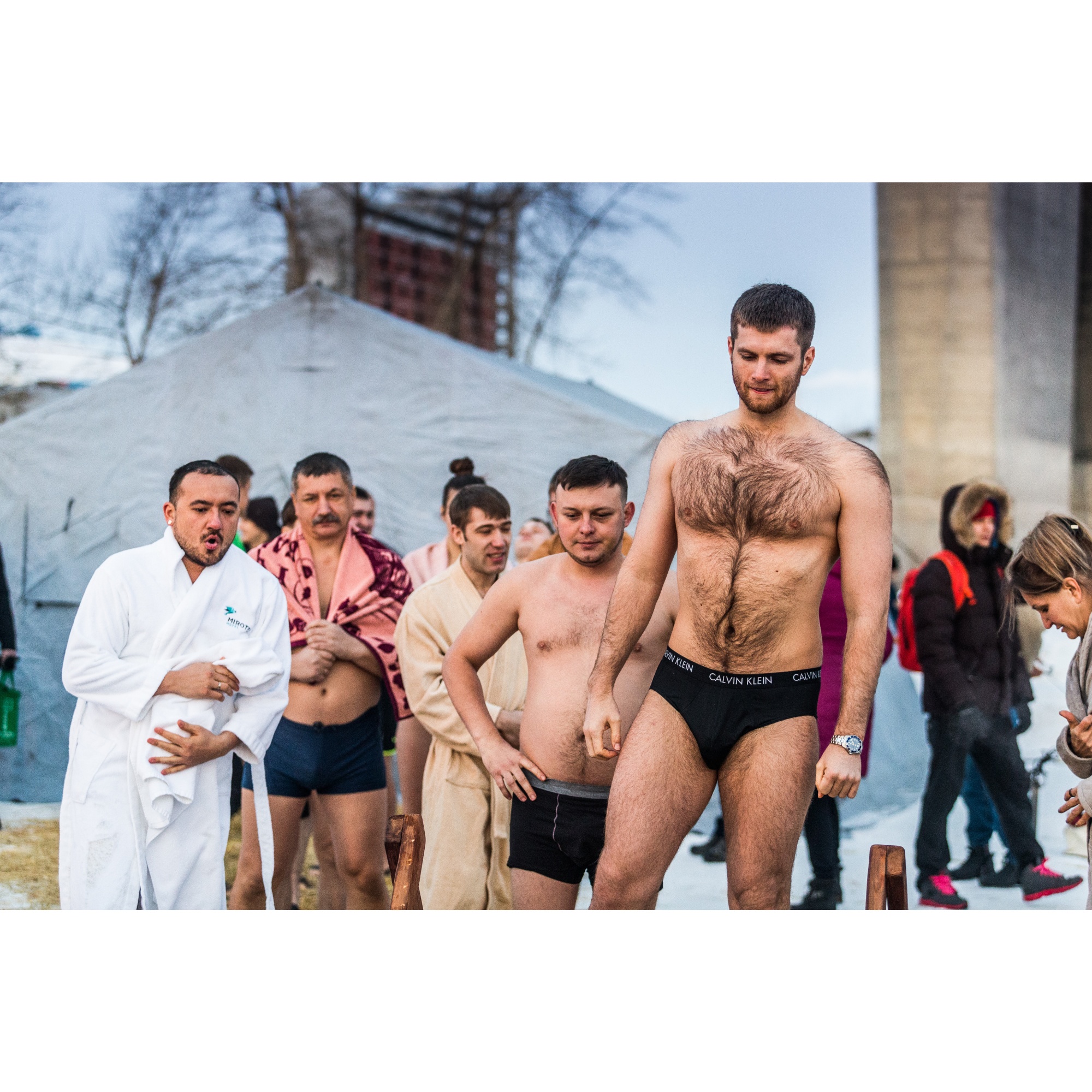 Большинство были всё же не в сорочках, а в том, в чём привыкли плавать в Обском море и летом Большинство были всё же не в сорочках, а в том, в чём привыкли плавать в Обском море и летом