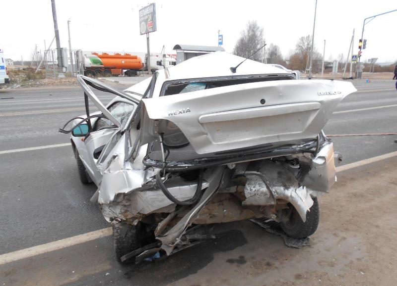 Автомобиль сложился как игрушечный: в Ярославской области «Тойота» смяла «Дэу». Погибла женщина