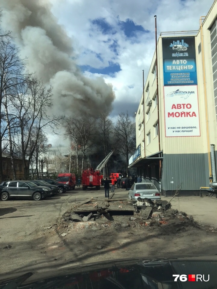 Столб дыма видно соседних улиц Столб дыма видно соседних улиц