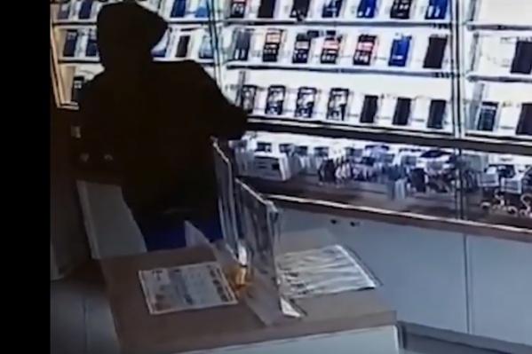 Сначала парень зашел в салон под видом покупателя, а перед закрытием магазина вернулся, чтобы забрать деньги и смартфоны Сначала парень зашел в салон под видом покупателя, а перед закрытием магазина вернулся, чтобы забрать деньги и смартфоны