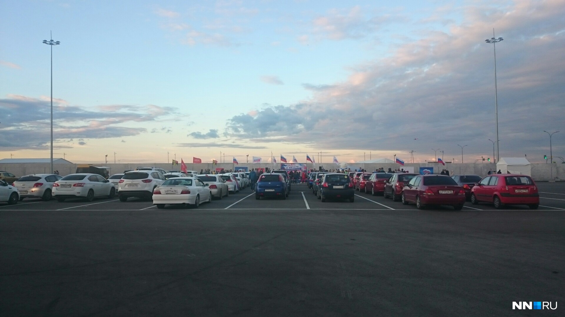 Во славу флага русского: нижегородцы на автомобилях выстроились по цветам триколора