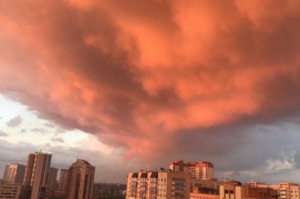 Горожане снимали небо из разных точек города Горожане снимали небо из разных точек города