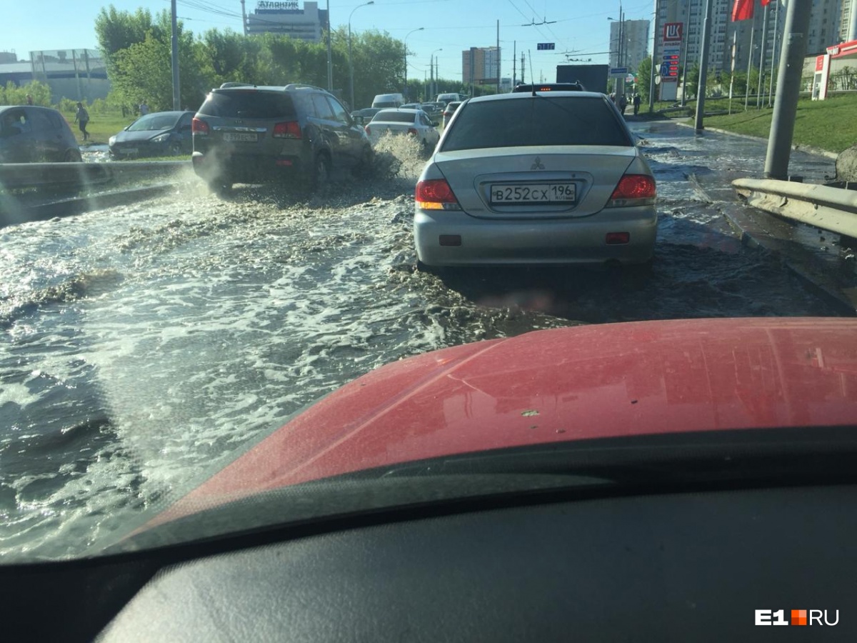 Машины глохнут»: затопило улицу Щербакова в районе аквапарка | 29.05.2019 |  Екатеринбург - БезФормата