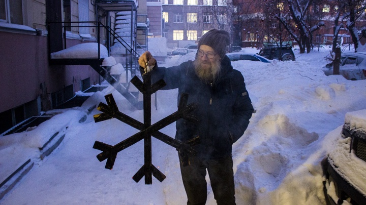 «Здесь 5 градусов!»: новосибирские художники сожгли снежинку на выставке в подвале без отопления