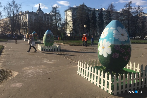 Яйца на площади Горького выставлены в ряд Яйца на площади Горького выставлены в ряд