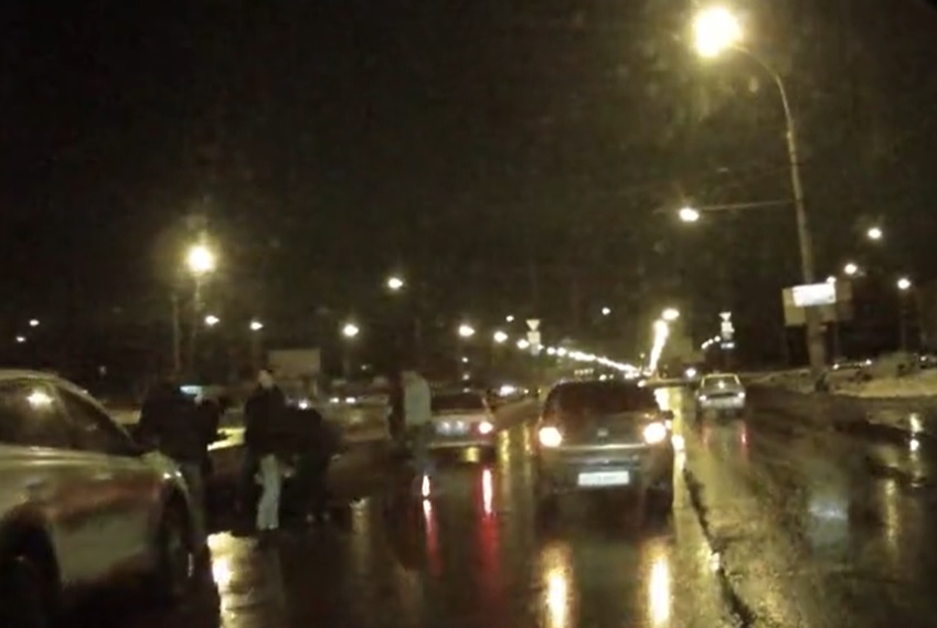 «Одна лежала на асфальте»: в Тольятти автомобилист сбил двух женщин
