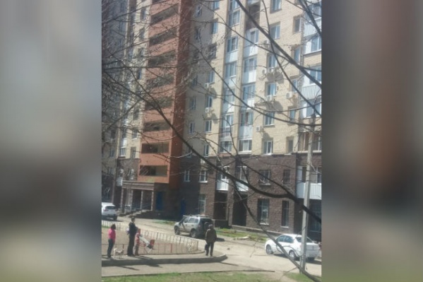 Чудом стройматериалы не задели прохожих и не повредили машины Чудом стройматериалы не задели прохожих и не повредили машины