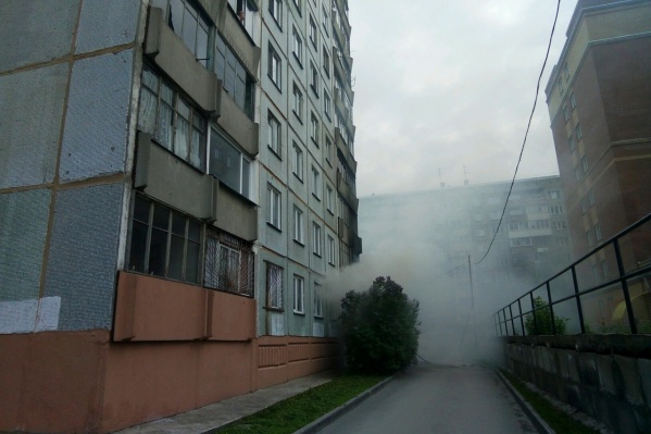 Трёхкомнатная квартира загорелась на первом этаже Трёхкомнатная квартира загорелась на первом этаже 