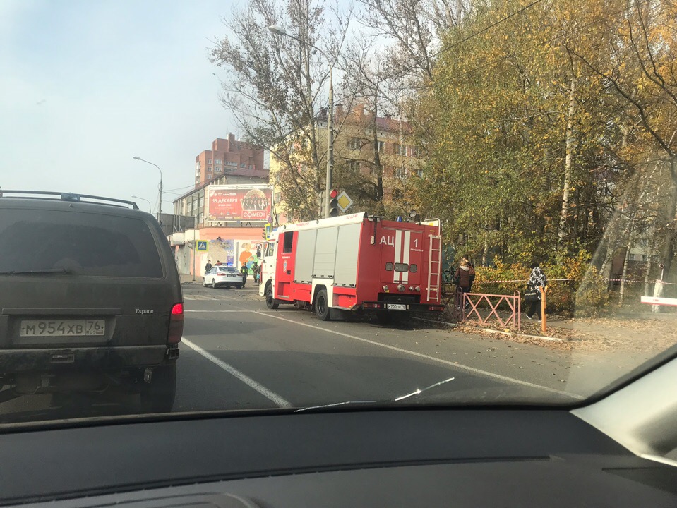 Спасатели частично перекрыли улицу Володарского Спасатели частично перекрыли улицу Володарского