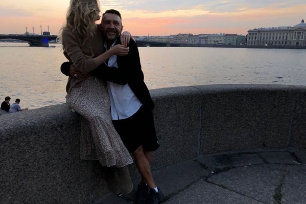 Иван Ургант показал в эфире эту фотографию Шнурова и его новой жены Иван Ургант показал в эфире эту фотографию Шнурова и его новой жены