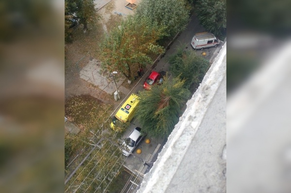 Известно, что женщина живет в этом доме на втором этаже. Но очевидцы говорят, что видели ее сегодня на крыше Известно, что женщина живет в этом доме на втором этаже. Но очевидцы говорят, что видели ее сегодня на крыше