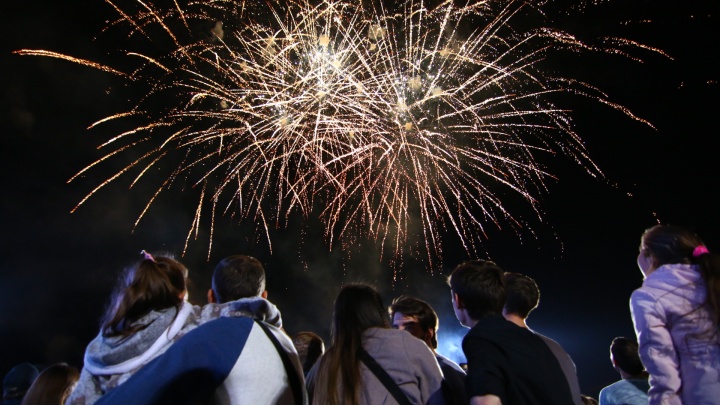 Салют на День города: смотрим фото праздничного фейерверка в Самаре