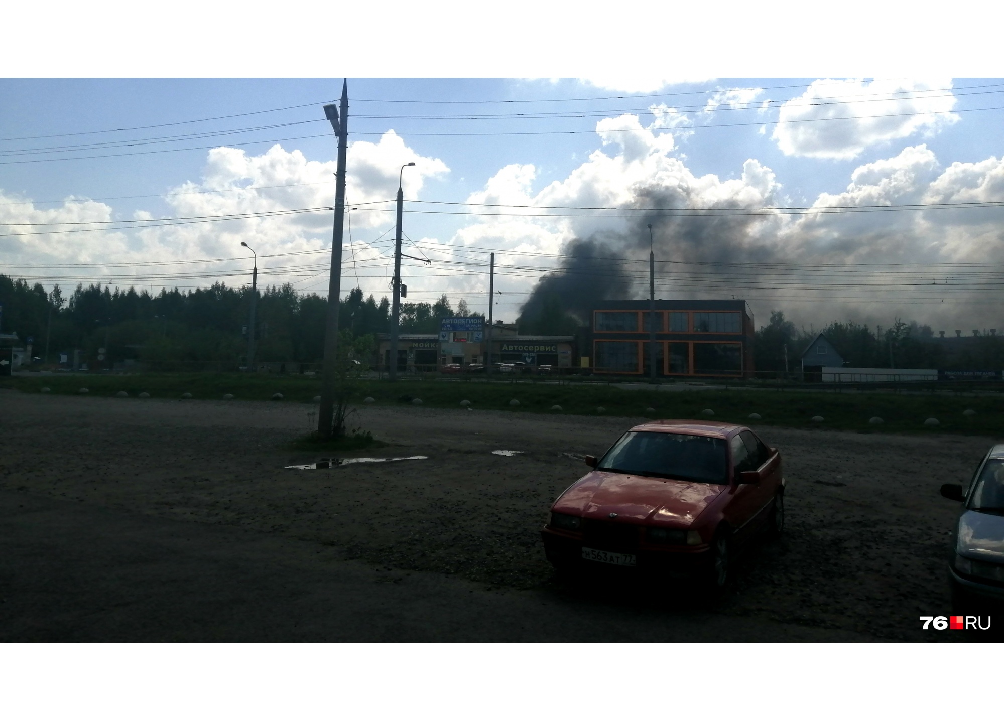 «Клубы чёрного дыма валят из промзоны»: что стало известно о пожаре в Ярославле
