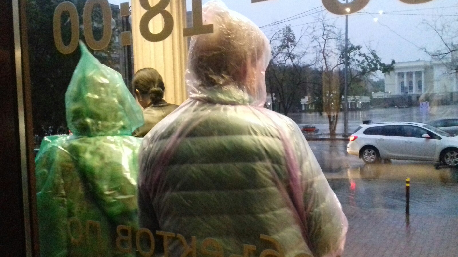 В такой град дождевики точно не спасут В такой град дождевики точно не спасут