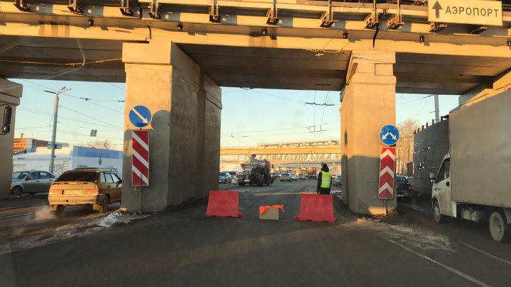В Челябинске под мостом возле «Алмаза» без предупреждения перекрыли полосу движения