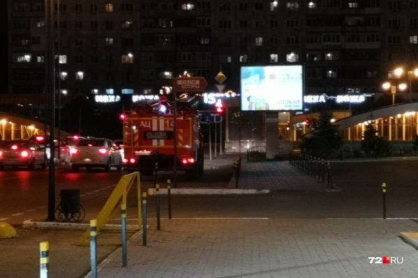 Пожарные машины мчались к горящему дому в третьем часу ночи Пожарные машины мчались к горящему дому в третьем часу ночи