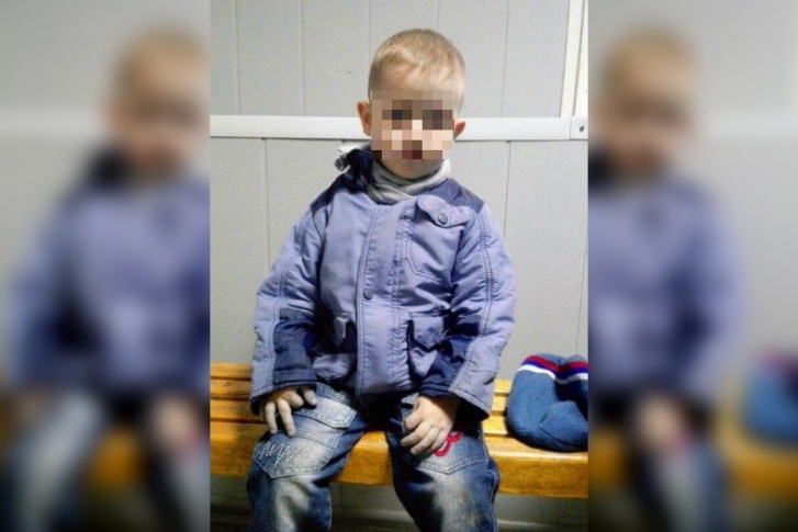 Мальчика доставили домой к родителям Мальчика доставили домой к родителям
