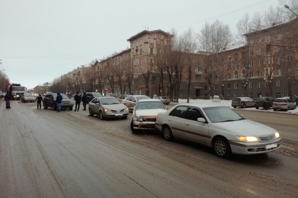 На улице Станиславского столкнулись 6 иномарок На улице Станиславского столкнулись 6 иномарок
