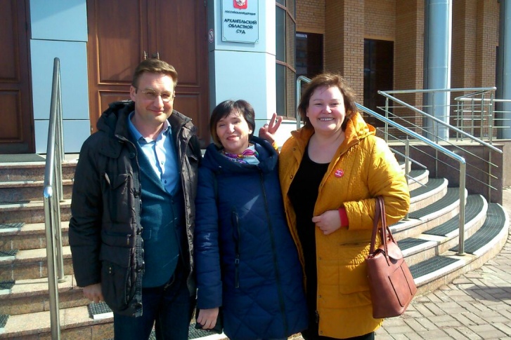Елена Калинина (посередине) после победы в областном суде в деле об антимусорном референдуме