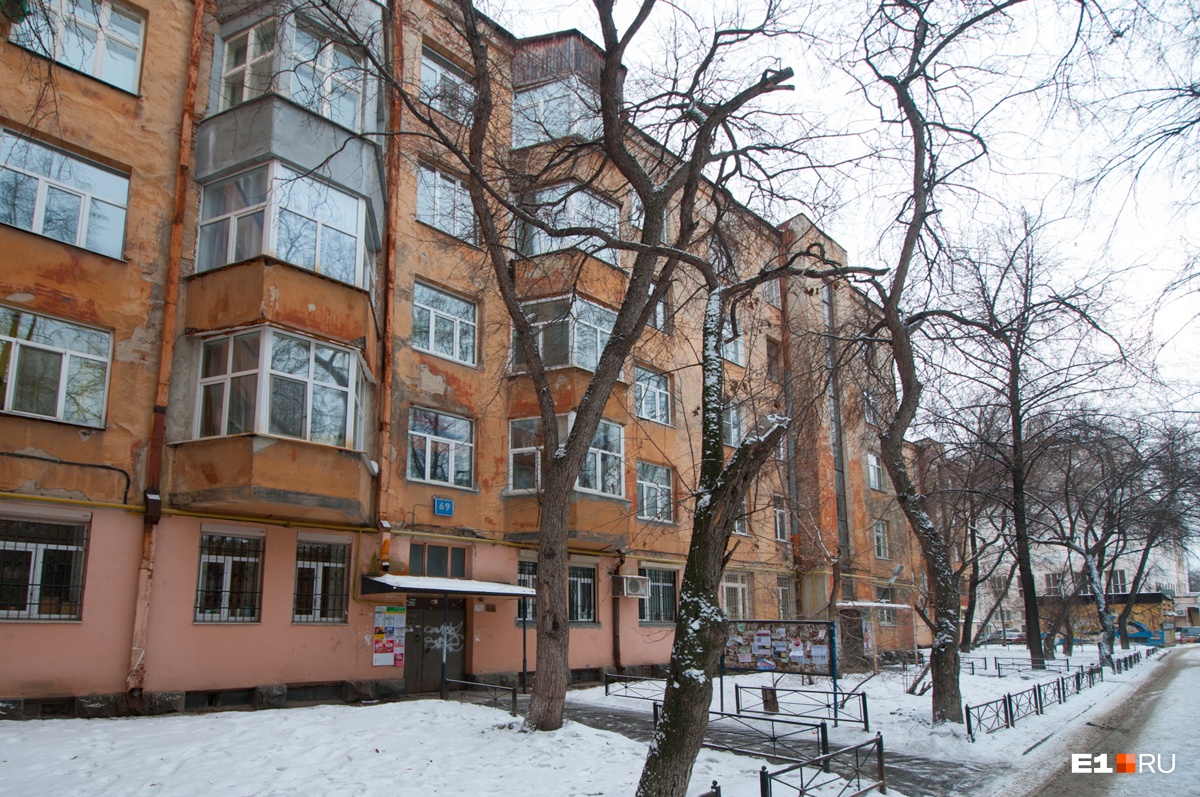 Красно-охристые дома исторически должны быть белого цвета Красно-охристые дома исторически должны быть белого цвета