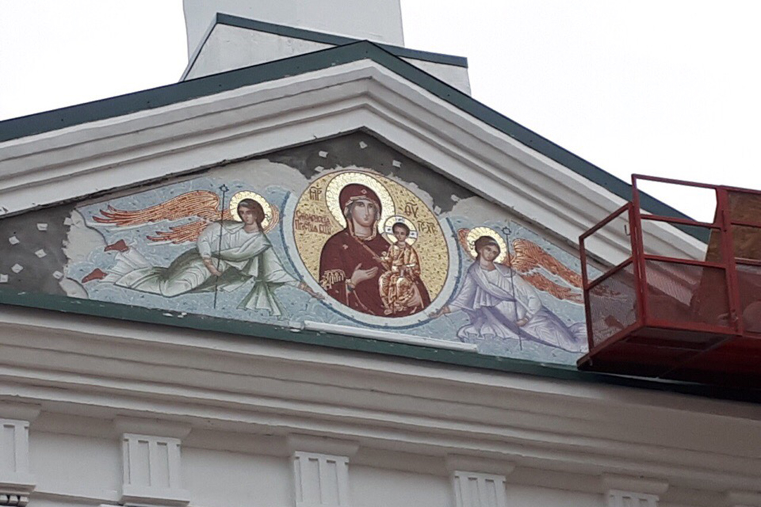 Мозаичная икона Божьей Матери появилась на фасаде Воскресенского собора