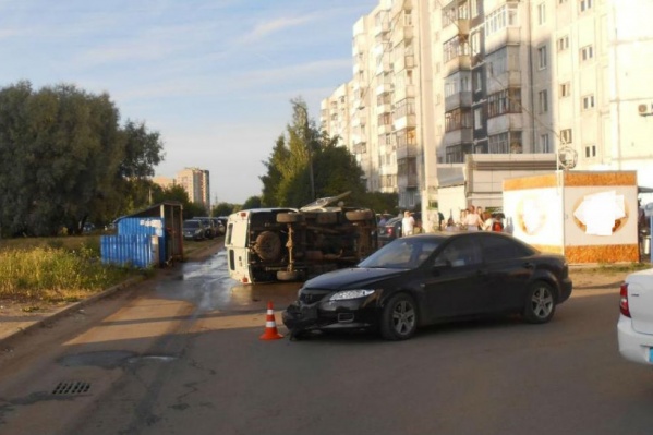 Пока не ясно, как легковушка смогла опрокинуть внедорожник Пока не ясно, как легковушка смогла опрокинуть внедорожник