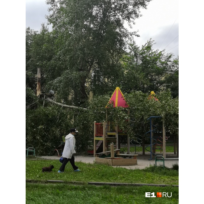 Под удар попали машины и детские площадки: смотрим, что натворила непогода в Екатеринбурге