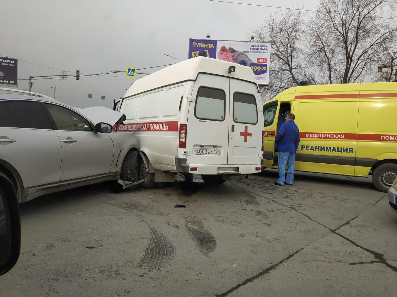 Скорая новосибирск. Машины скорой помощи Новосибирск. Машина скорой помощи реанимация Новосибирск. ДТП скорой в Новосибирске. Машина скорой помощи попала в аварию Новосибирск.