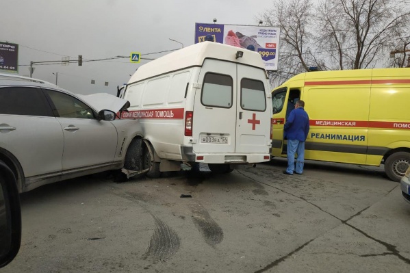 Скорая помощь попала в аварию с автомобилем премиум-класса Скорая помощь попала в аварию с автомобилем премиум-класса