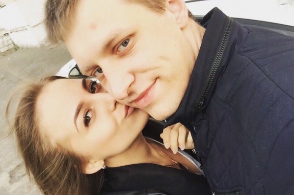 Один из обвиняемых сотрудников полиции Дмитрий Панов со своей невестой Один из обвиняемых сотрудников полиции Дмитрий Панов со своей невестой