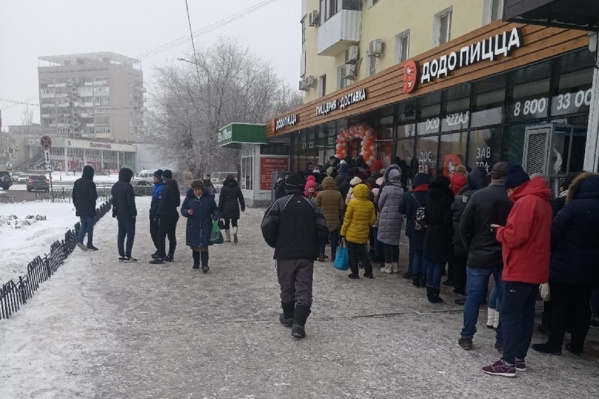 Пицца за 100 рублей заставила родителей с детьми простоять долгое время на улице Пицца за 100 рублей заставила родителей с детьми простоять долгое время на улице 