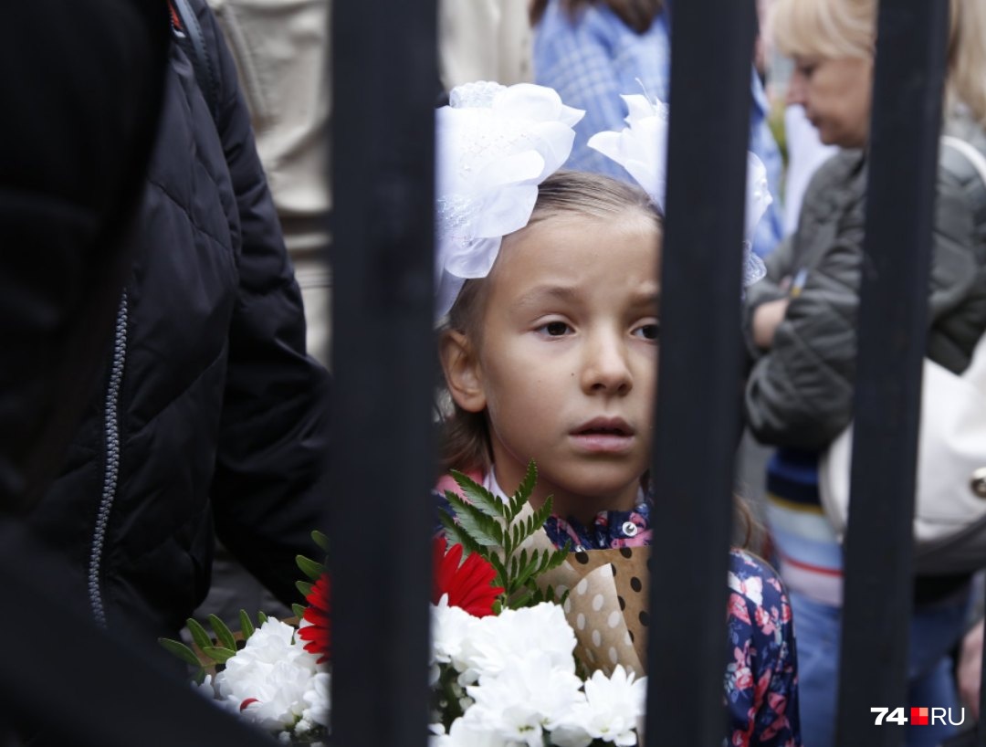 Молебен, гимн России хором и конец свободы: смотрим лучшие снимки с линеек в челябинских школах