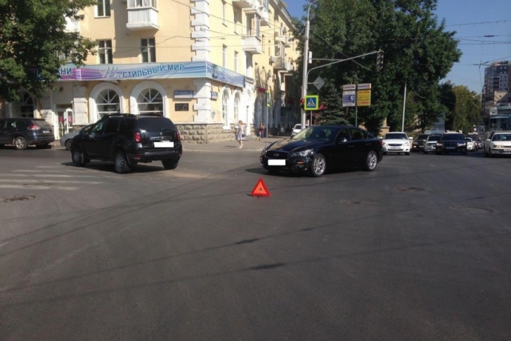 Удар оказался такой силы, что водитель одного из авто потерял управление Удар оказался такой силы, что водитель одного из авто потерял управление