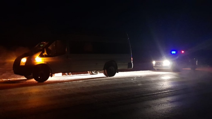 В Свердловской области сотрудники ГИБДД выручили пассажиров автобуса, в мороз застрявшего на трассе