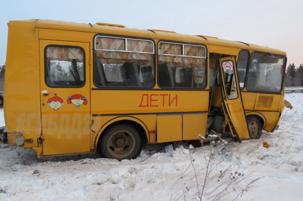Каждый день автобус забирает детей из поселка Курдояки и отвозит в школу в Решотах Каждый день автобус забирает детей из поселка Курдояки и отвозит в школу в Решотах