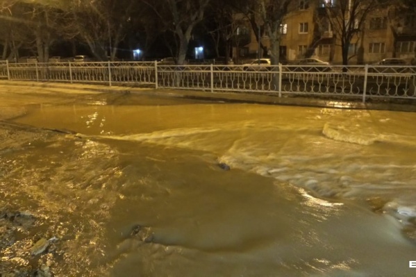 Из-за аварии улицы Втузгородка затопило Из-за аварии улицы Втузгородка затопило 