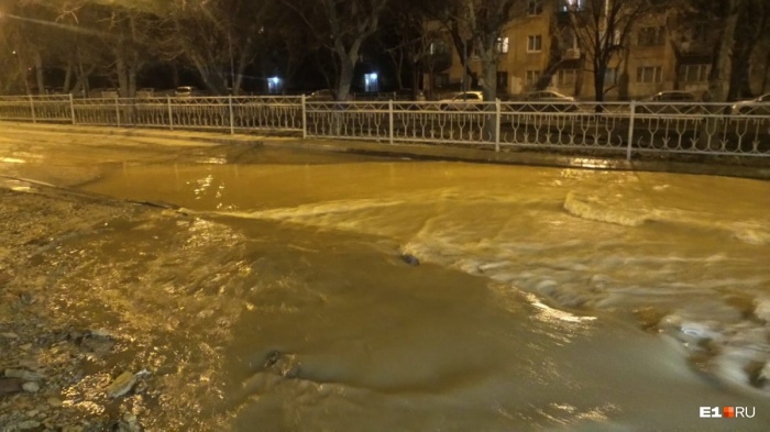 Из-за аварии улицы Втузгородка затопило Из-за аварии улицы Втузгородка затопило