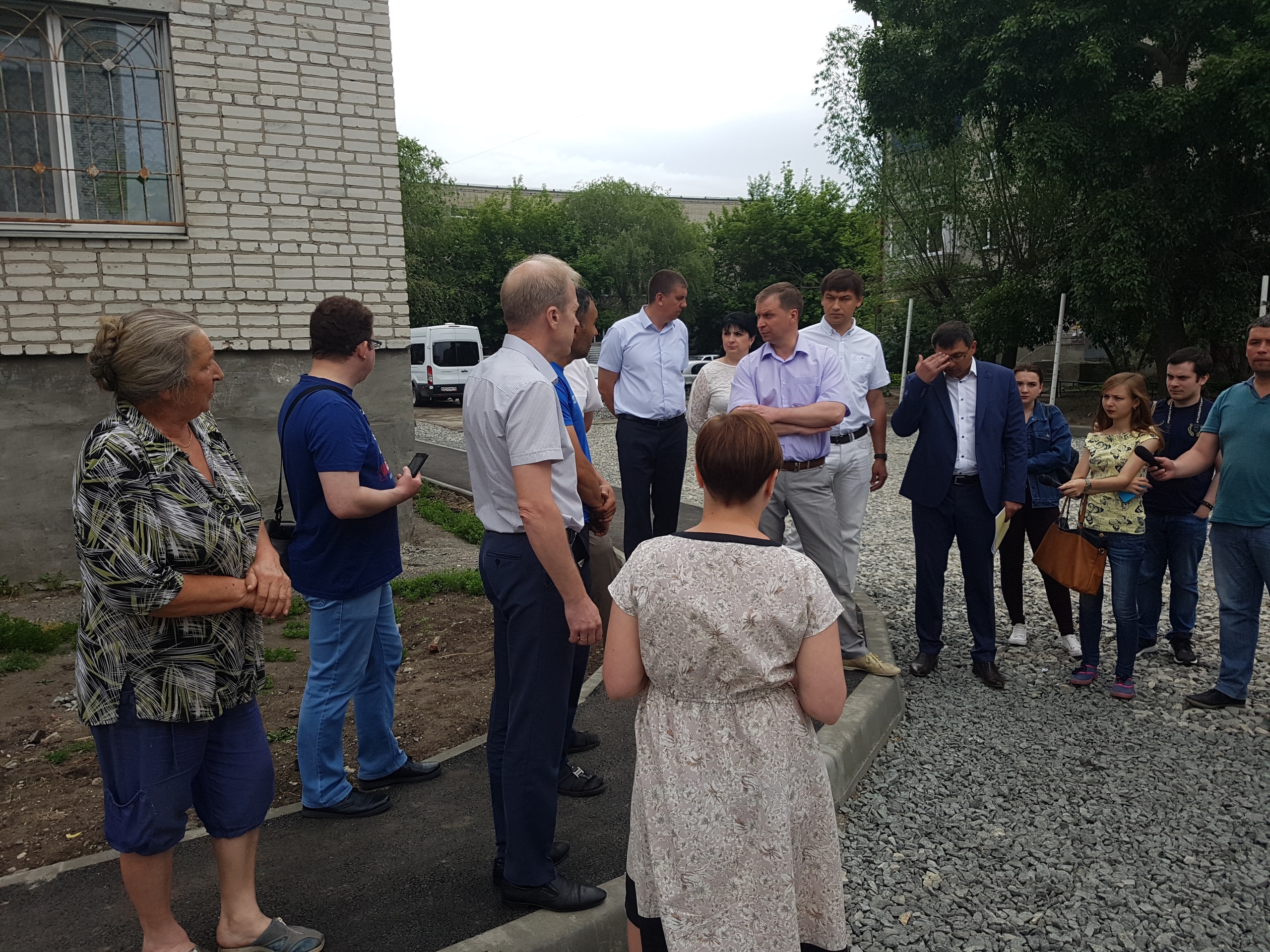Жительница дома (слева) предположила, что щебня подрядчик пожалел Жительница дома (слева) предположила, что щебня подрядчик пожалел