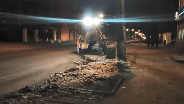 «Решили добить город». Нижегородец снял на видео, как дорожники убирали лед вместе с асфальтом