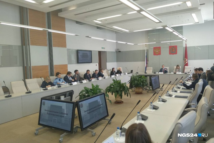 Заседание проходило в стенах Заксобрания Заседание проходило в стенах Заксобрания