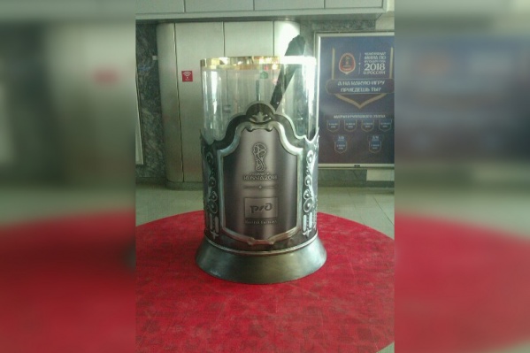 Памятник стакану установили в холле Памятник стакану установили в холле