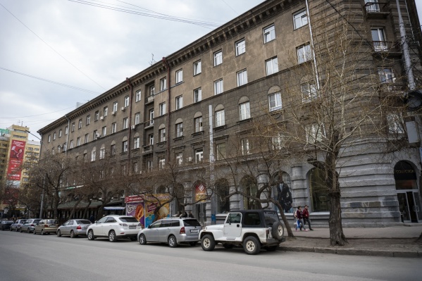 Тротуар у дома на Ленина, 8 сузят на 2 метра Тротуар у дома на Ленина, 8 сузят на 2 метра