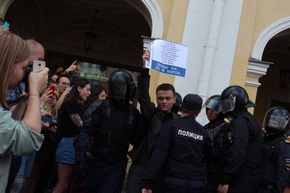 Михаил вышел с плакатом, где был перечень лиц, которых власть обвиняет в <a href="https://72.ru/text/world/66184819/" target="_blank" class="_">массовых беспорядках</a> Михаил вышел с плакатом, где был перечень лиц, которых власть обвиняет в <a href="https://72.ru/text/world/66184819/" target="_blank" class="_">массовых беспорядках</a>