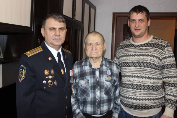 Александр Малков с волонтёрами, вернувшими медаль Александр Малков с волонтёрами, вернувшими медаль
